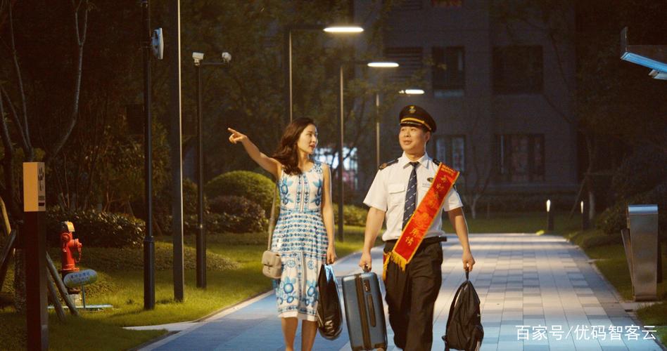 融创物业为业主提供"夜晚伴行"服务 融创供图 华龙网发